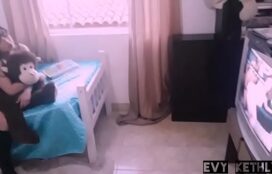 Sexo on line babaca encoxando a novinha na parede e passando o ferro nela