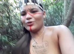 Sexo brasileiro tigresa vestida de Índia fazendo sexo anal e oral no mato