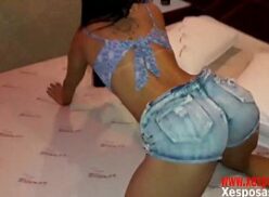 Xxx porno.com loirinha sapeca tirando o shortinho para dar a xereca