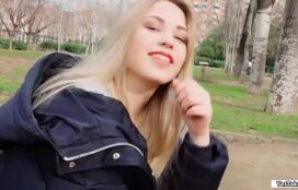 Novinha russa loirinha fudendo no parque