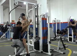 Homens pelados transando dentro de uma academia